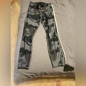 Under armor women’s size medium compression heat gear leggings